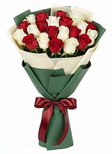 Букет Микс из красных и белых роз в Воскресенском