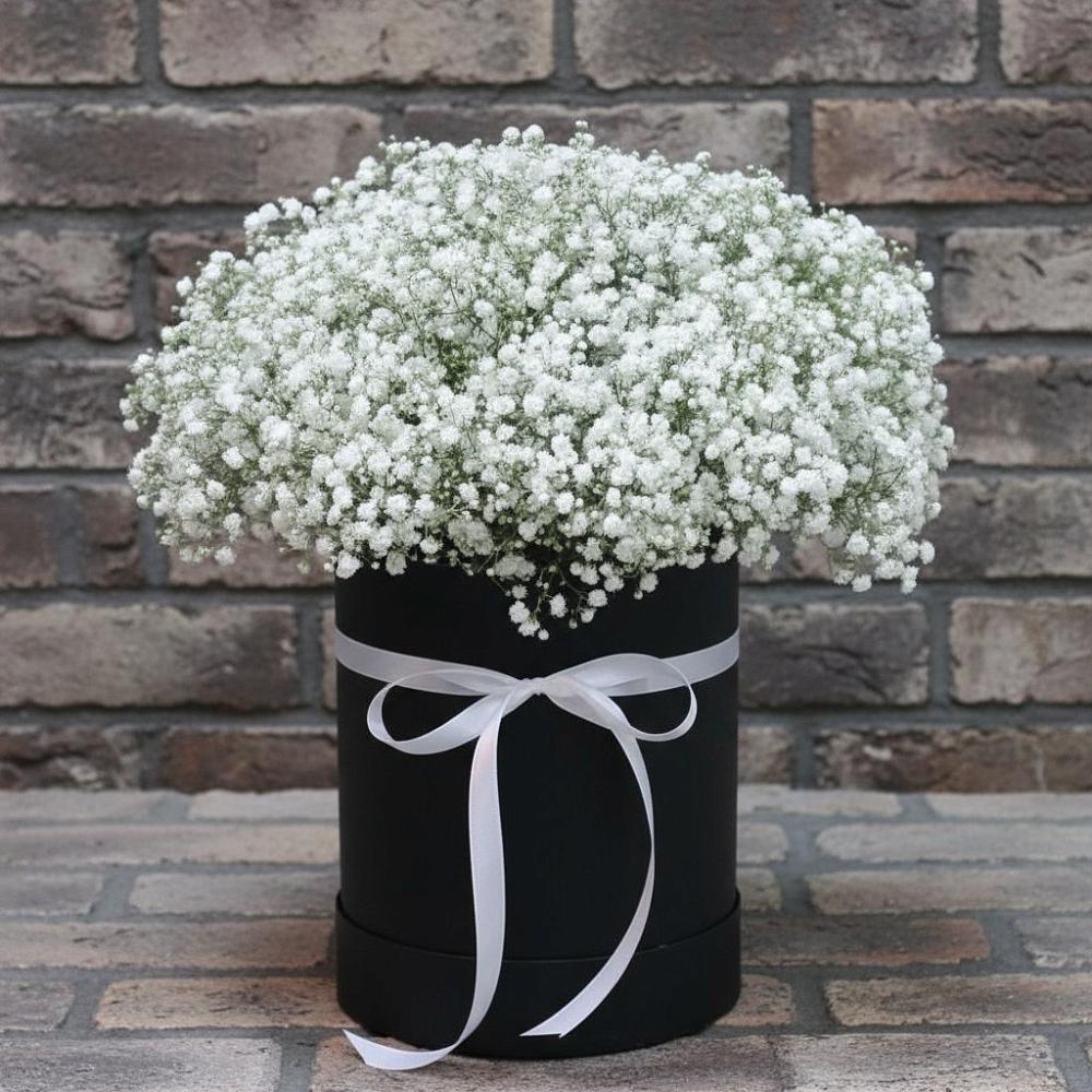 Цветочная композиция из Гипсофила в шляпной коробке в Воскресенском