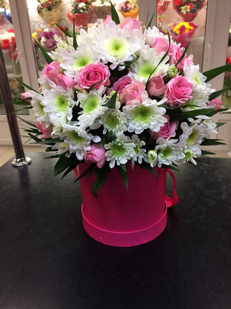 Цветочная композиция из Розы и Хризантемы в шляпной коробке в Воскресенском