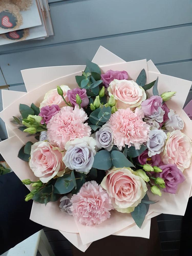 Букет цветов из: Розы, Гвоздики и Лизиантусы в Воскресенском